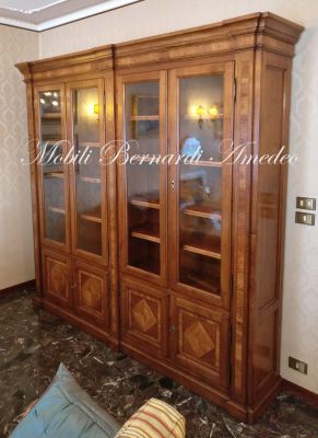 Libreria biblioteca da soggiorno o studio chiusa con ante realizzata in legno massello di noce stile classico intarsiata in ulivo